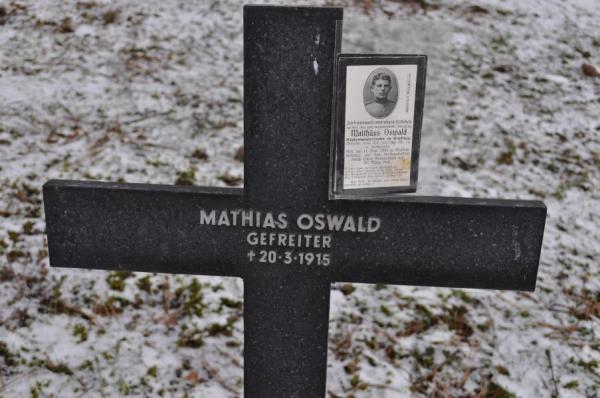 Das Grabkreuz Matthäus Osswalds uns sein Sterbebild. Wie man sehen kann, wurde das Grabkreuz falsch beschriftet.